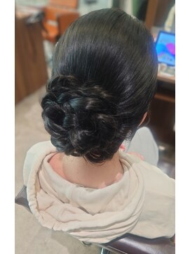 ビスポーク(BESPOKE) 20代30代40代♪お呼ばれ大人かわいい編み込み風アレンジ