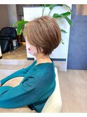 ナチュラルハイライトで魅せる、白髪ぼかし＆立体感ショート
