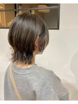 メール(Mer...) コンパクトに収まるウルフボブ