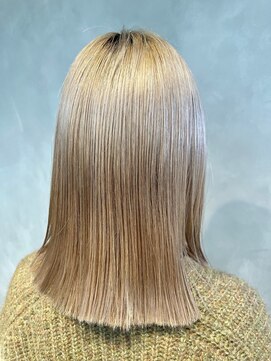 アコ(Aco) ブロンドベージュ/切りっぱなしボブ