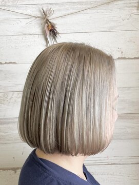 エム インターナショナル 白岡 キュート(EMU international CUTE) 色素薄めハイトーンボブ