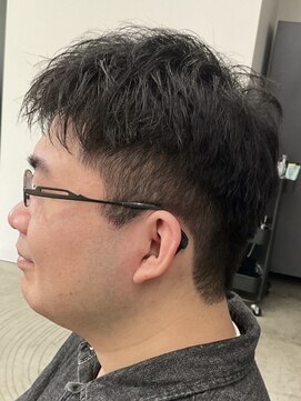 フイ 新宿3丁目(Hui) フェザーパーマ/グレーブルーカラー/刈り上げショートパンク