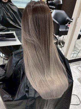 エイチ(H) xブリーチ/ホワイトグレージュ/レイヤーカット/チェリーブラウン