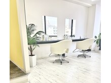 落ち着いたブラウン×イエローで、心も癒されるリラックス空間