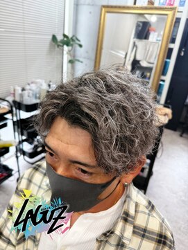 グレージュ × 波巻きニュアンスの大人メンズパーマ