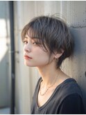 頭の丸みが綺麗にでるショート&グレージュ