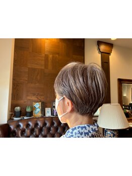 白髪カバーだけじゃない！髪の健康を考えた長期的なアプローチで、あなたの魅力を引き出します。