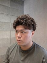 ワンワンオー バーバーショップ コンチネンタル(@110 BARBER SHOP continental)&nbsp;センターパートフェザーパーマツーブロックミドルフェード
