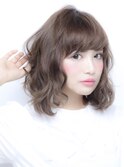 アッシュ系カラーのセミロングスタイル