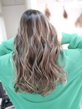 マリアナ(Mariana) ハイライトショートヘアレイヤーカットダブルカラー