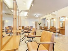 スニップ(Snip)の雰囲気（木目調の暖かい雰囲気の店内。[ショート/ハイライト/白髪ぼかし]）