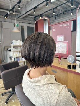 イロ(iro) 春のこっくりショートボブ/コントラストハイライト/グレージュ