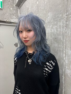 オーン 渋谷(OOn) ハイトーンシルバー×アイスブルーのウルフレイヤー