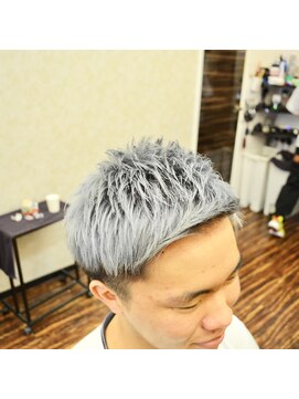 バーニーズ バーバークラブ(BARNEYS BARBER CLUB) プラチナシルバー　アップバングツーブロックショート