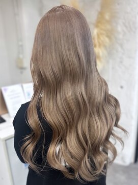 リア(riah) 艶髪ミルクティーベージュ/透明感/立体感レイヤー/ウェーブ