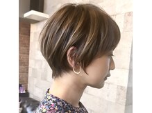 プラグ ヘアーデザイン(PLUG hair design)の雰囲気（白髪を活かして素敵なカラーに）