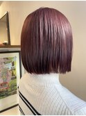 濃いめピンクがかわいいぱっつんボブ