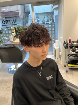 イントロバイフィーネ 渋谷(INTRO . by Fi-Ne) 【INTRO./渋谷】スペインカールスパイラルパーマ/フェード短髪