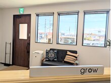 グロウ(grow)の雰囲気（大きな窓で明るく開放的な店内！お連れ様もお待ちいただけます。）