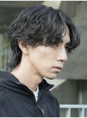 大人の抜け感を演出する、今トレンドのフェザーパーマ