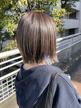 カルム(calmost) インナーカラー × 切りっぱなしボブ