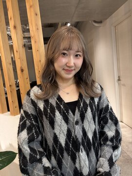 アイリー 名古屋(A/LEE) ミルクティーグレージュ/ブリーチ/顔まわりカット