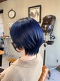 コモレビ(komorebi) ブリーチで作るダークブルーとクールなくびれショート