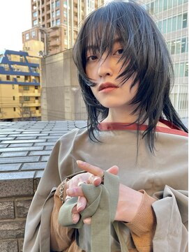 ヴェイン 渋谷(vain) 顔まわり切り込んだウルフカットグレージュカラー