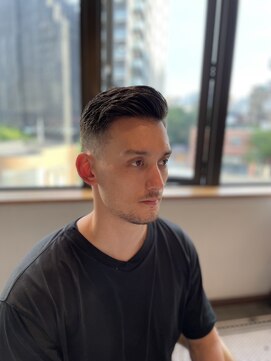 リバレッジ 広尾(Leverage) 大人海外メンズヘア七三分けサイドパートフェードカット