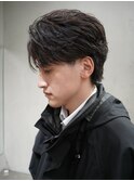 大人の抜け感を演出する、今トレンドのフェザーパーマ