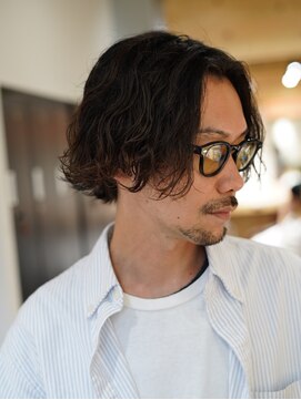 クオルヴィラ 立川北口(QOL villa) 大人男子波巻き無造作ミディアムセンターパート