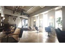 オリーブフォーヘアー(olive For hair)の雰囲気（広々とした店内でゆったりしたサロンタイムを。）