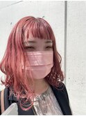 個性的ハイトーンビビットピンク オン眉無造作セミロング