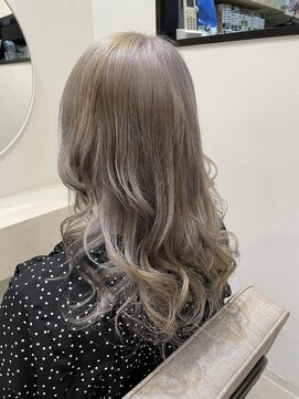 ラビス クローバー(Lovis clover) デザインカラー　レイヤーカット　夏のヘアアレンジ