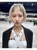 ホワイトブロンドミニボブローライト前髪デザインカラー