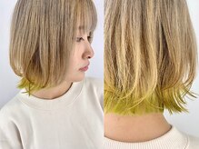 《ベージュ×ライムの“さりげない個性”が可愛いポイントカラー》