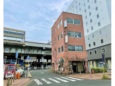 小倉駅北口の茶色いビルの3階です