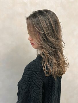 ジーレ(jiire) 流れるレイヤーカット　バレイヤージュ　くすみベージュ