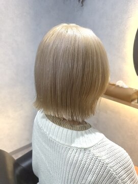 ネオ(neo.) ブリーチ/ホワイトブロンド/切りっぱなしボブ