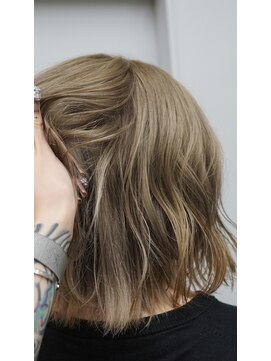 ヴァーディ オモテサンドウ(Vardy omotesando) beige/ホワイトベージュ ハイトーンボブ 表参道ブリーチ