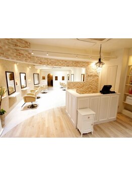 【武庫之荘/駐車場有】ゆったり落ち着ける居心地の良い空間◎白を基調とした店内で上質なサロンタイムを♪