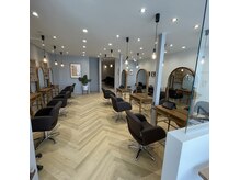 オーブ ヘアー テオ 秋田由利本荘梵天店(AUBE HAIR theo)の雰囲気（開放感のある店内でくつろぎの時間をお過ごし下さい。）