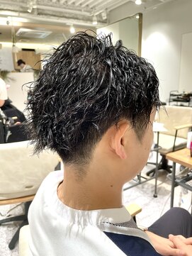 ゼストララ(ZEST Lara) 【YUICHI】縦落ちツイストパーマ【吉祥寺】