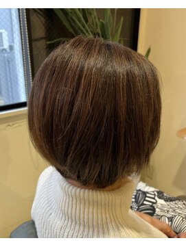 ニジチャウ(Nijichaw) 白髪ぼかし&ショートスタイル