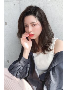 ジーナ 銀座(Zina) 20代30代エアリーミディダークアッシュハイライト【Zina銀座】