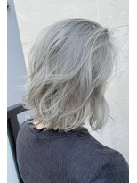 イリ 大阪(ili)&nbsp;グレーアッシュ_切りっぱなしボブ_セミウエットウェーブ