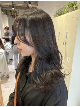 リタ(rita.) 小辻 インナーカラー×グレージュ くびれヘア