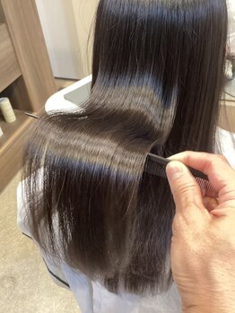 アールツウ(R2)の写真/落ち着いた完全個室で叶える大人女性のための髪質改善。厳選薬剤で、思わず触れたくなるウル艶髪へ。