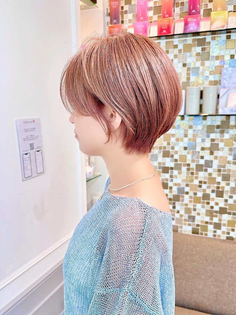 ブリーチありピンクベージュショートボブ前髪なしミニウルフ