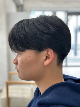 レヴィア(REVIA) メンズカットセンターパート刈り上げニュアンスパーマ